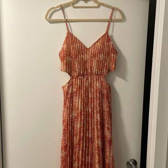 LIKE NEW Express Pleated Maxi Dress (S) - Picture 2 of 9